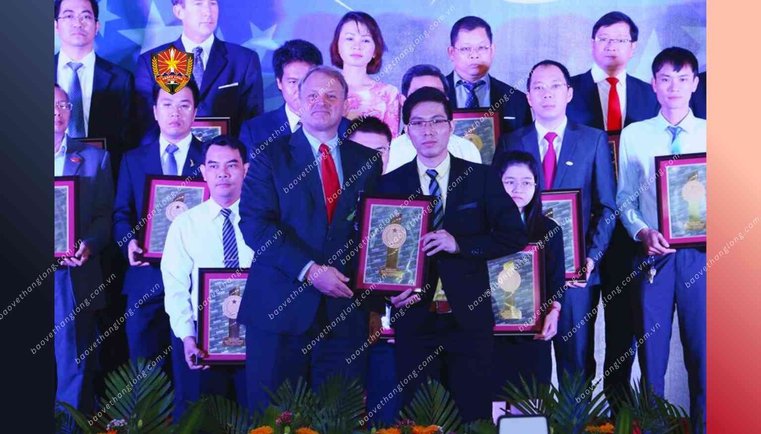 bao-ve-thang-long-nhan-bang-khen